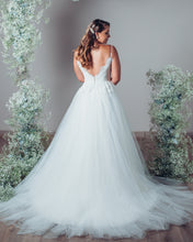 Load image into Gallery viewer, Wedding Dress: Quinn