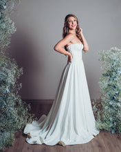 Load image into Gallery viewer, Wedding Dress: Ilne
