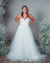 Load image into Gallery viewer, Wedding Dress: Quinn
